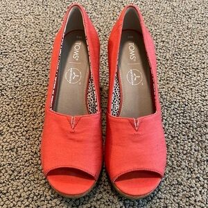 Toms Orange Open Toed Size 9 Wedge Slip On Sandal in EUC